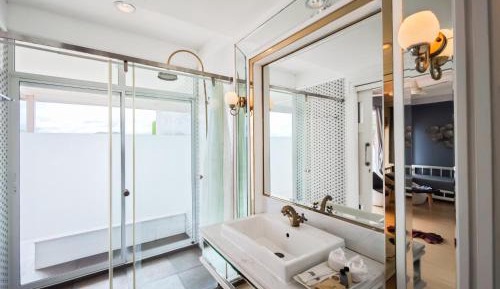 Island Jacuzzi Suite