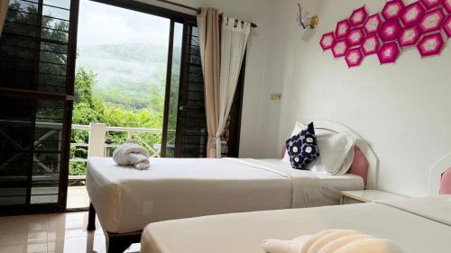 Standard Twin Room with Mountain View