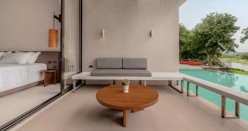 Deluxe Pool Access with Bathtub