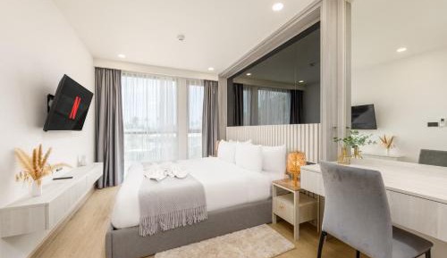 One-Bedroom Apartment with Balcony