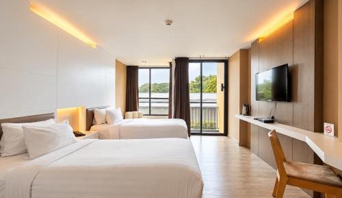 Signature Twin Pool View