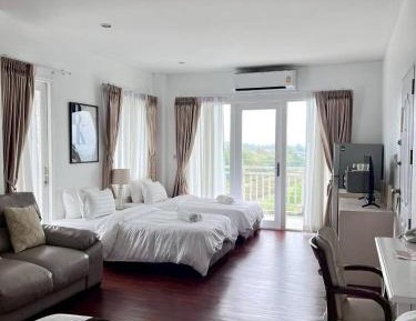 Deluxe Family Suite