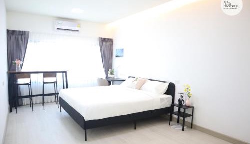 Deluxe One-Bedroom Apartment with City View