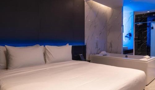 1 Bedroom Suite with Jacuzzi