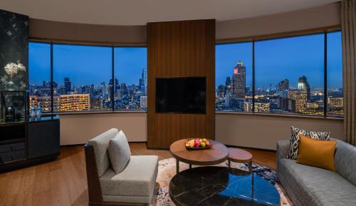 Panoramic Executive Suite with Lounge Access