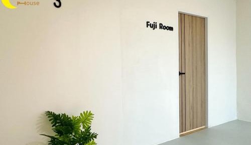 Deluxe Room (2 Adults + 1 Child)