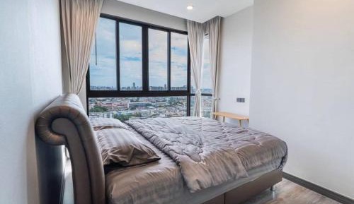 One-Bedroom Apartment with City View