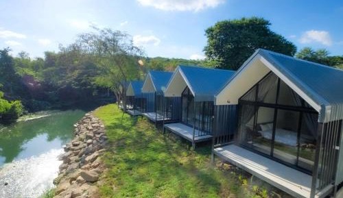 Deluxe Double Room (2 Adults + 1 Child)