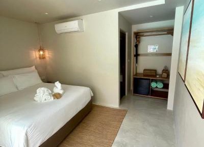 Queen Suite with Pool View