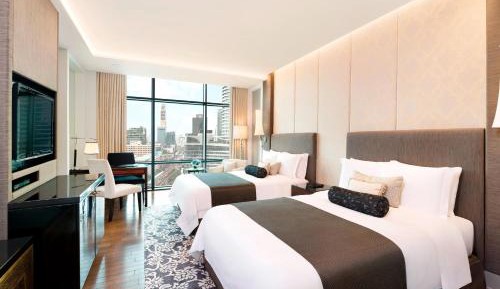 Grand Deluxe Queen Room with Skyline View