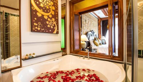 Luxury King Bed with Spa Bath & Private Balcony