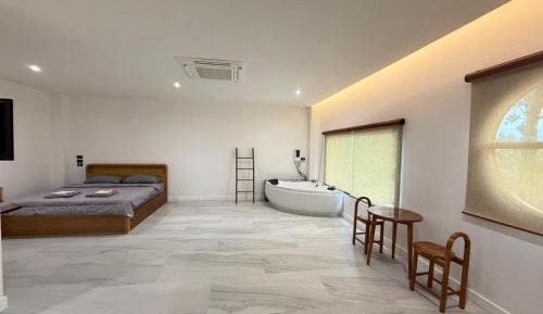 Studio with Spa Bath