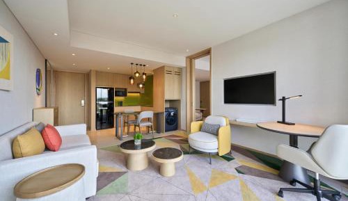 One-Bedroom Suite with Kitchenette and Mekong View - High Floor