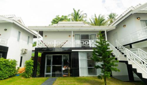 Villa with Garden View