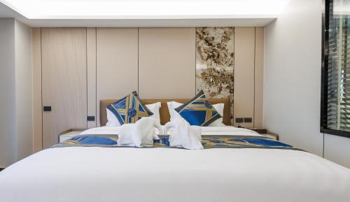 Deluxe King Suite