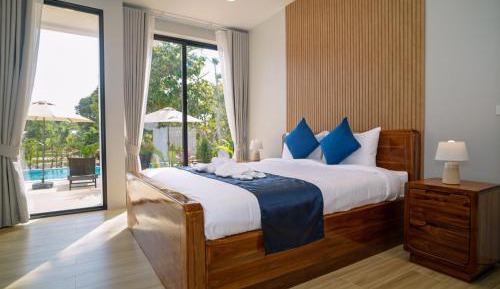 Deluxe Double Room with Pool Access
