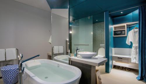 Sea Breeze Room with One King Bed