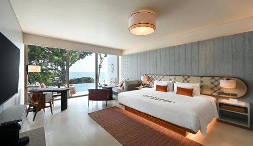 Lofty Family with Pool Access