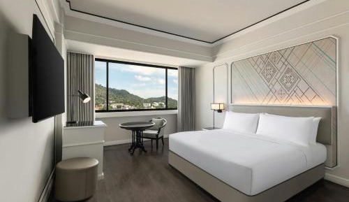 Deluxe King Room with City View