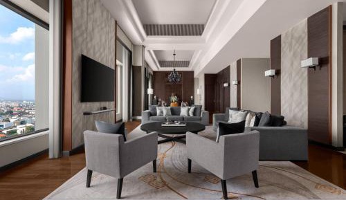 Royal Suite - 2 Bedroom - High Floor - Club Lounge Access - Mountain View