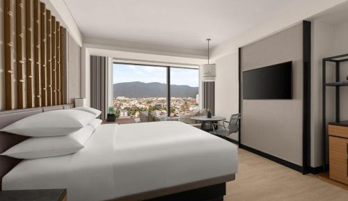 Corner Room - King Bed