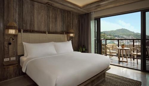 Two-Bedroom Suite with One King, Two Twin Beds and Garden View