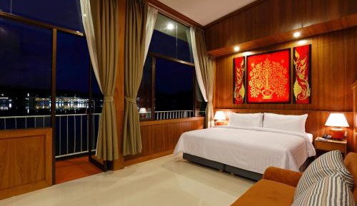 Suite with Lake View