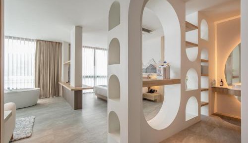Deluxe Suite with Spa Bath