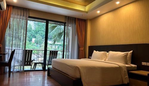 Deluxe King Room with Mountain View