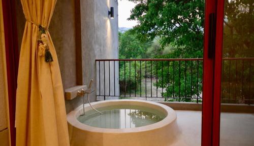 Luxury Suite with Bathtub on The Balcony Accessible Room