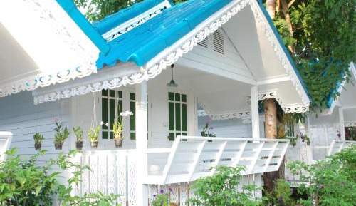 Bungalow with Garden View