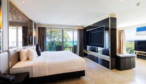 One-Bedroom Premium King Suite with Bath Tub and Balcony - City View