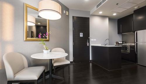 One-Bedroom Skyline Suite King 