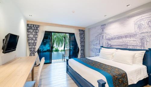 Deluxe Double Bed Pool Access + Free Coworking Space