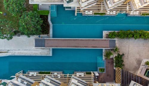 Deluxe Pool View - Partial Seaview