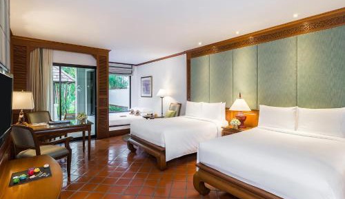 Grande Family Room with Two Double and Kids Bed and Garden View