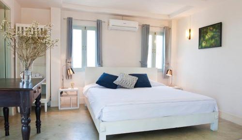 Upper-Floor Mountain View Room with Sunroom