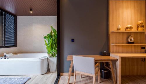 Jacuzzi Suite - Accessible by Stairs Only