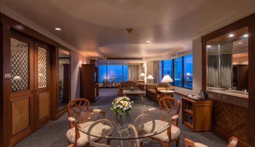 One-Bedroom Deluxe King Suite with River View