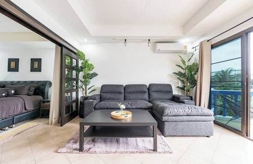 Kamala House | Stylishly 2 BR Suite with Balcony - Kamala
