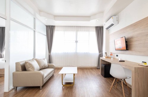 Phitsanulok Hotel | B2 Phitsanulok Boutique & Budget Hotel