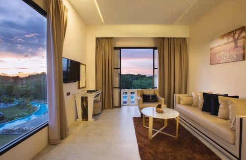 Khanong Phra Hotel | Jupiter Trevi Resort and Spa
