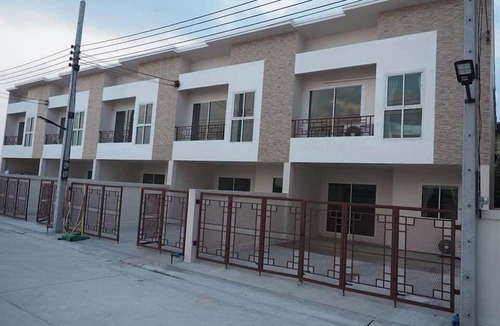 Nakhon Chai Si Hotel | YYK Holiday Rooms