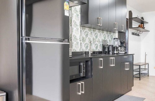 Kamala House | Stylishly 2 BR Suite with Balcony - Kamala