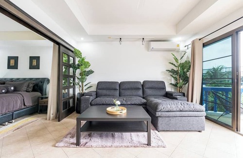 Kamala House | Stylishly 2 BR Suite with Balcony - Kamala