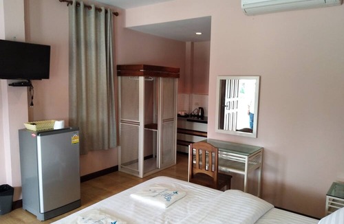 Si Maha Phot Hotel | Pirom Lake And Resort