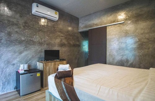 Si Racha Hotel | Long Lake Resort