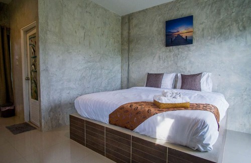 Si Racha Hotel | Long Lake Resort