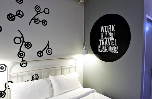 Chana Songkhram Hostel | Bedspread Hostel - Adults Only