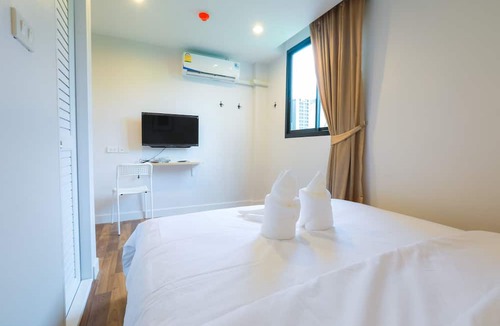 Maha Phruttharam Hotel | Metro Hotel